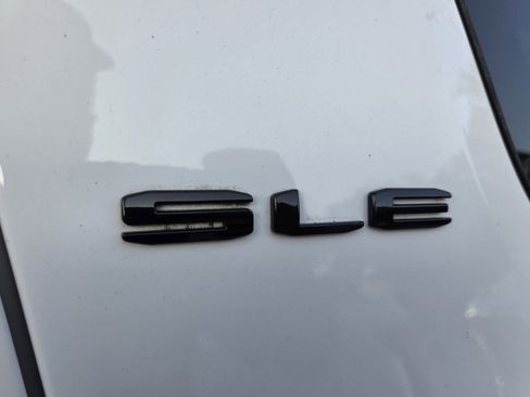 Used 2022 GMC Acadia SLE w/ Driver Convenience Package FWD image 4