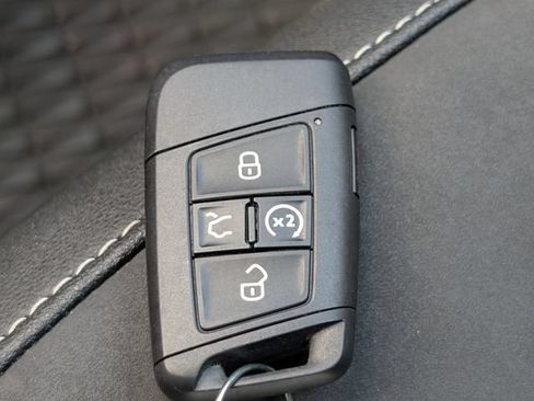 Used 2024 Volkswagen Taos SE w/ Panoramic Sunroof Package FWD image 33