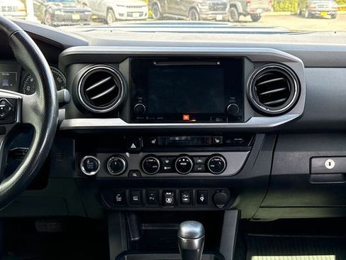 Used 2018 Toyota Tacoma TRD Sport AWD/4WD image 18