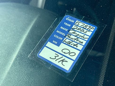 Used 2025 Chrysler Pacifica Limited image 28