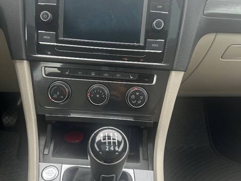 Used 2020 Volkswagen Golf 4-Door FWD image 16