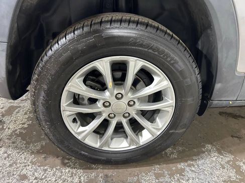 Used 2019 Jeep Cherokee Latitude w/ Popular Appearance Group image 31