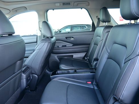 New 2025 Nissan Pathfinder SL w/ SL Premium Package image 16