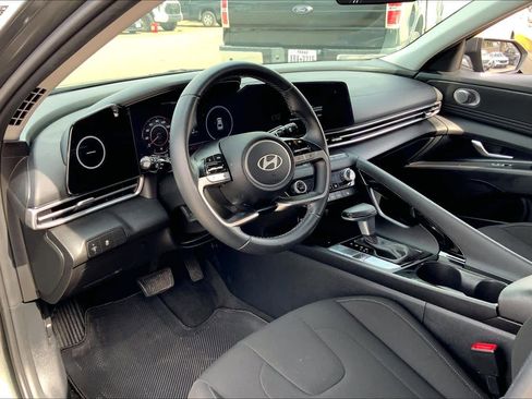 Used 2024 Hyundai Elantra SEL w/ Convenience Package image 16