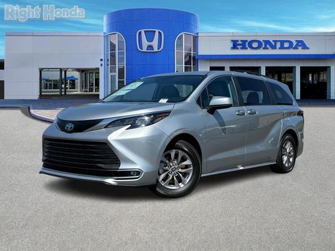 Used 2024 Toyota Sienna XLE FWD image 2