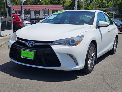 Used 2015 Toyota Camry SE w/ Moonroof Package FWD image 3