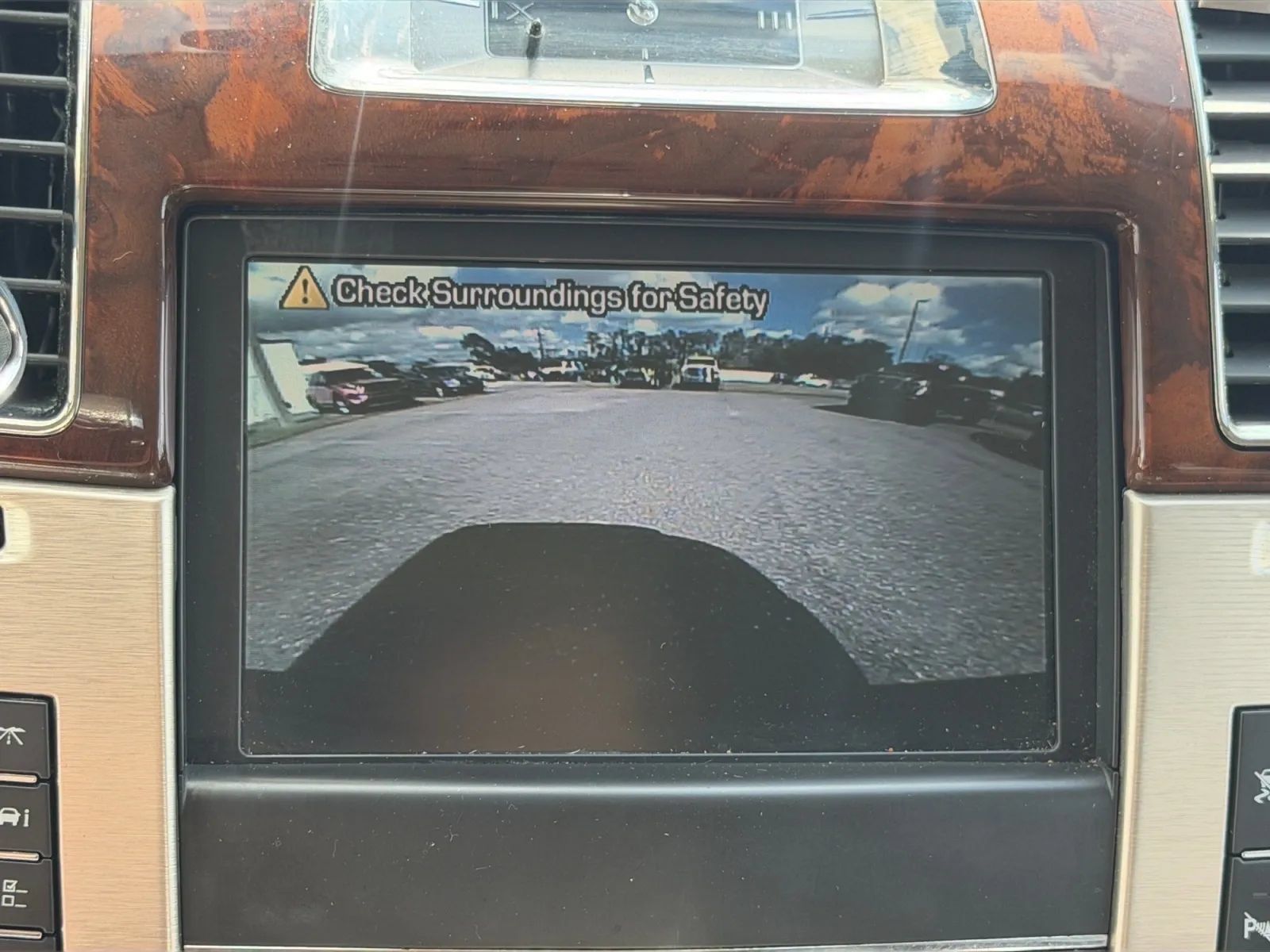 Used 2011 Cadillac Escalade Platinum AWD/4WD image 25
