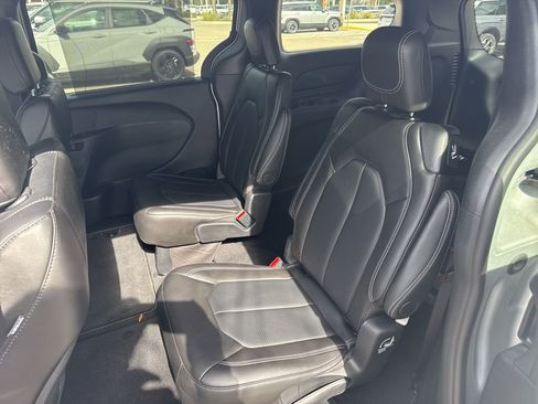 Used 2024 Chrysler Pacifica Touring-L w/ S Appearance Package image 11
