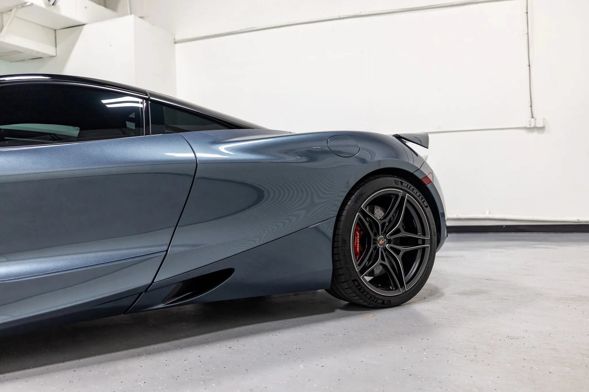 Used 2018 McLaren 720S Performance RWD image 21