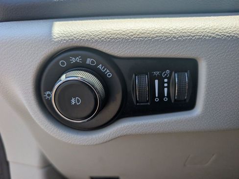 Used 2023 Chrysler Pacifica Touring-L FWD image 28