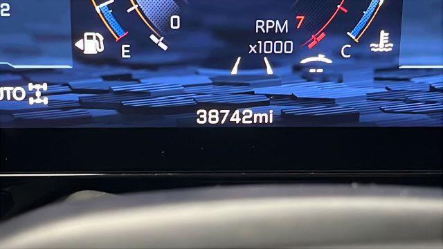 Used 2025 Chevrolet Suburban Premier AWD/4WD image 10
