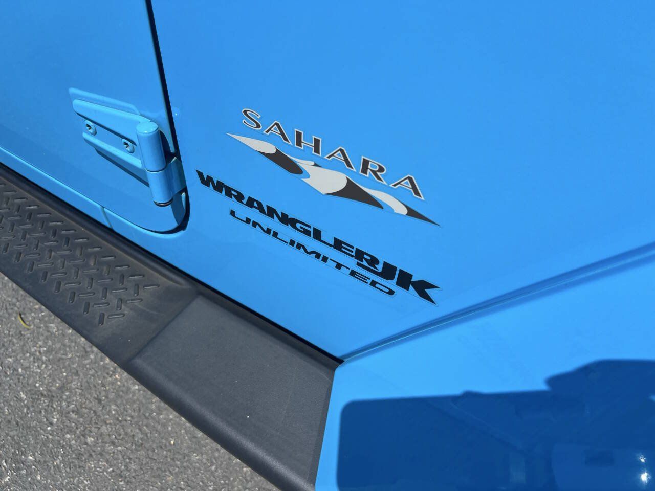 Used 2018 Jeep Wrangler Unlimited Sahara w/ Connectivity Group AWD/4WD image 2