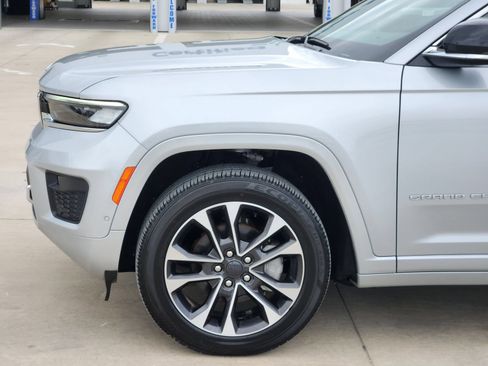 Used 2024 Jeep Grand Cherokee Overland AWD/4WD image 10