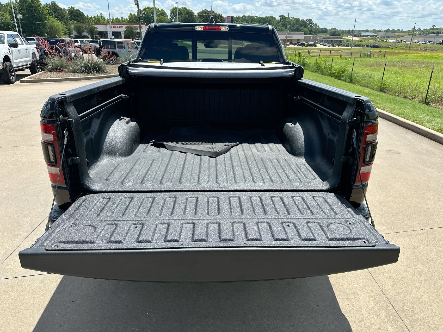 Used 2023 RAM 1500 Laramie AWD/4WD image 25
