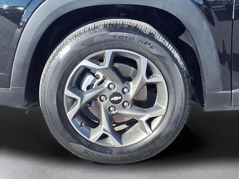 Used 2025 Chevrolet Trax LT w/ LT Convenience Package image 13