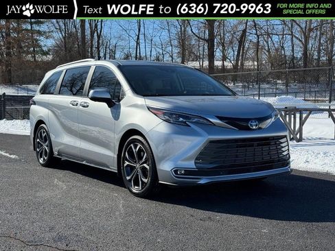 Used 2025 Toyota Sienna Platinum image 1