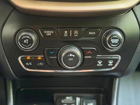 Used 2017 Jeep Cherokee Latitude w/ Safety/Convenience Group AWD/4WD image 15