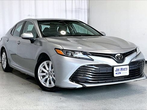 Used 2018 Toyota Camry LE FWD image 1