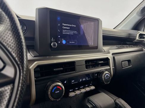 Certified 2025 Toyota Tacoma SR5 AWD/4WD image 17