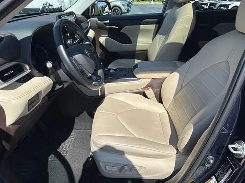 Used 2021 Toyota Highlander XLE FWD image 8