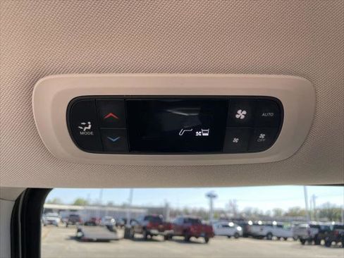 Certified 2023 Chrysler Pacifica Touring-L FWD image 39