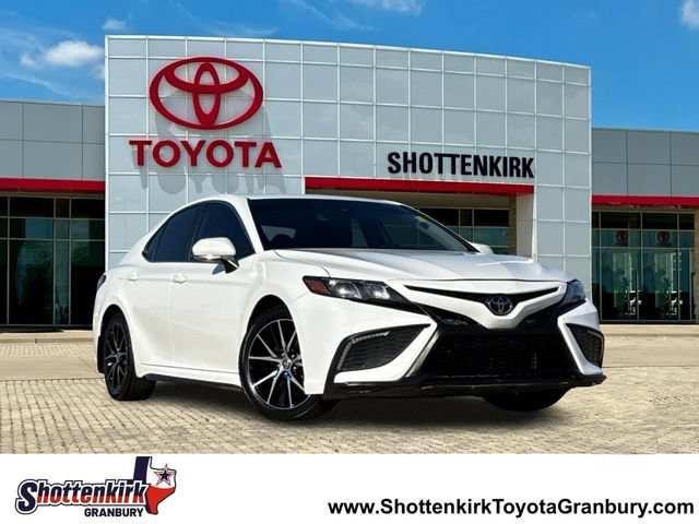 Used 2024 Toyota Camry SE FWD image 1