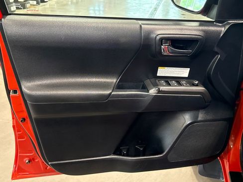 Used 2018 Toyota Tacoma TRD Off-Road w/ Technology Package AWD/4WD image 7