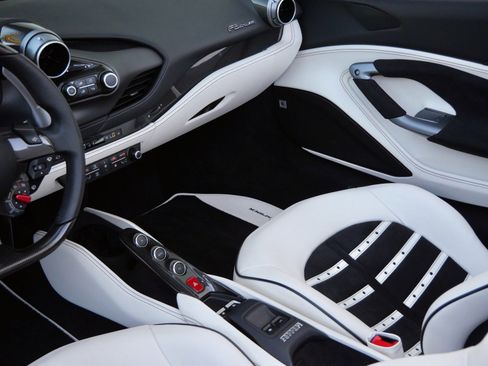 Used 2022 Ferrari F8 Tributo image 19