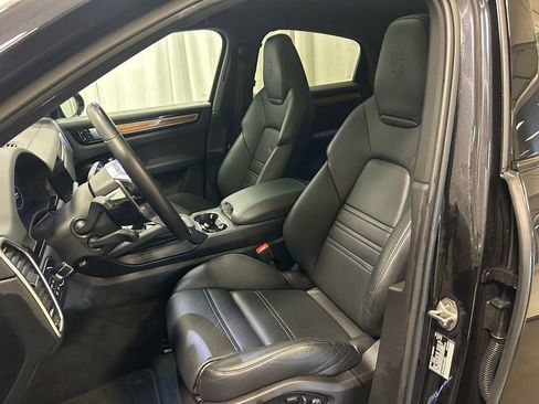 Certified 2022 Porsche Cayenne image 5