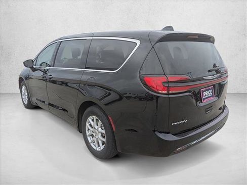 Used 2024 Chrysler Pacifica Touring-L FWD image 8