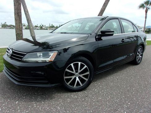 Used 2017 Volkswagen Jetta SE FWD image 2