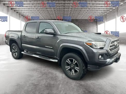 Used 2017 Toyota Tacoma TRD Sport w/ Tow Package (A/T) image 3