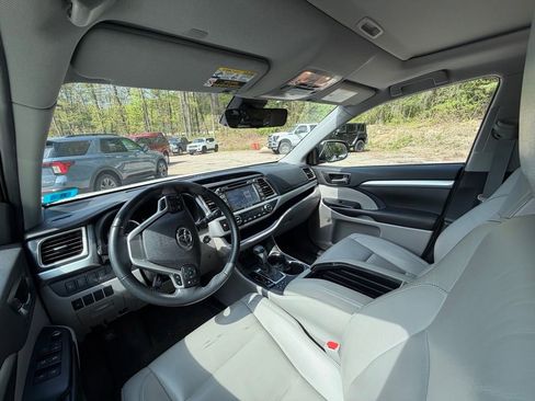Used 2019 Toyota Highlander XLE AWD/4WD image 6