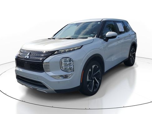 Used 2024 Mitsubishi Outlander SE Black Edition FWD image 3