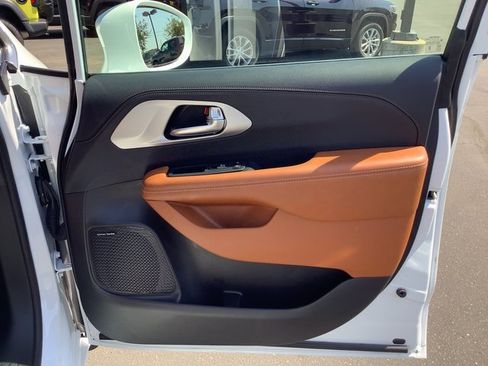 Used 2024 Chrysler Pacifica Pinnacle image 44