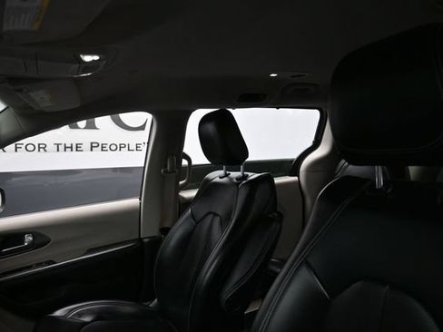 Used 2023 Chrysler Pacifica Touring-L FWD image 18