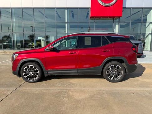 Used 2022 GMC Terrain SLT image 2