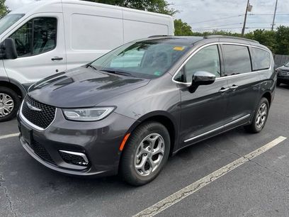 Used 2023 Chrysler Pacifica Limited w/ Uconnect Theater Family Group