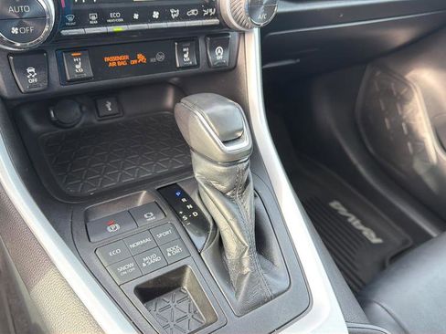 Used 2020 Toyota RAV4 XLE Premium image 28