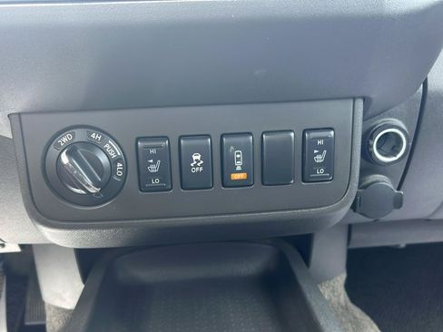 Used 2014 Nissan Frontier SV w/ SV Value Truck Package AWD/4WD image 15