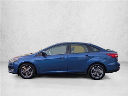Used 2018 Ford Focus SE w/ SE Appearance Package image 9