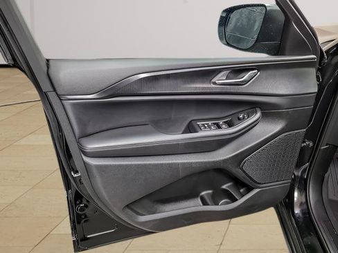 Used 2025 Jeep Grand Cherokee Laredo X image 22