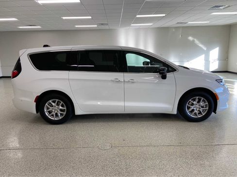 New 2025 Chrysler Pacifica Select image 4