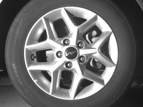 Used 2025 Kia Soul LX w/ LX Technology Package FWD image 13