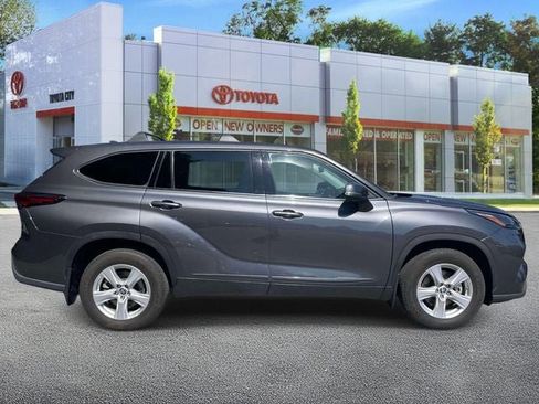 Used 2022 Toyota Highlander LE AWD/4WD image 5