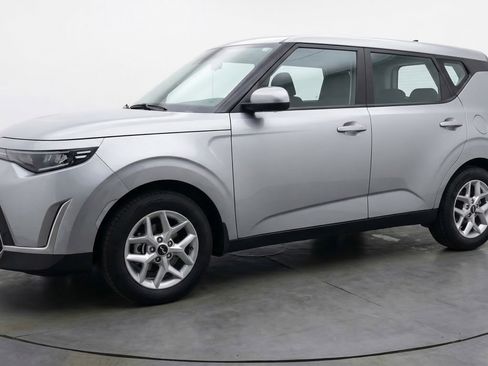 Used 2025 Kia Soul LX w/ LX Technology Package image 3