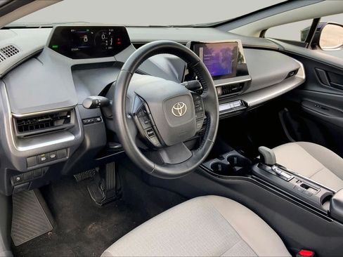 Used 2025 Toyota Prius LE FWD image 17