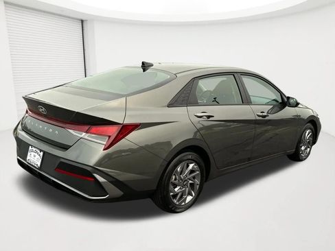 Certified 2024 Hyundai Elantra SEL FWD image 5