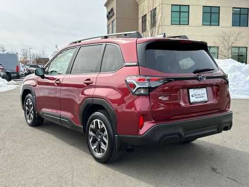 Used 2025 Subaru Forester Premium image 2