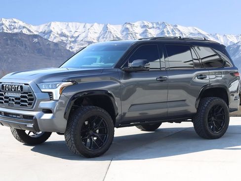 Used 2024 Toyota Sequoia Platinum AWD/4WD image 2